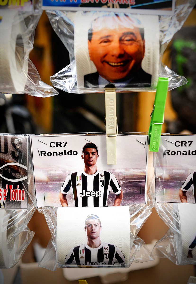 CĐV Napoli bày bán giấy vệ sinh in mặt Ronaldo - Ảnh 6.