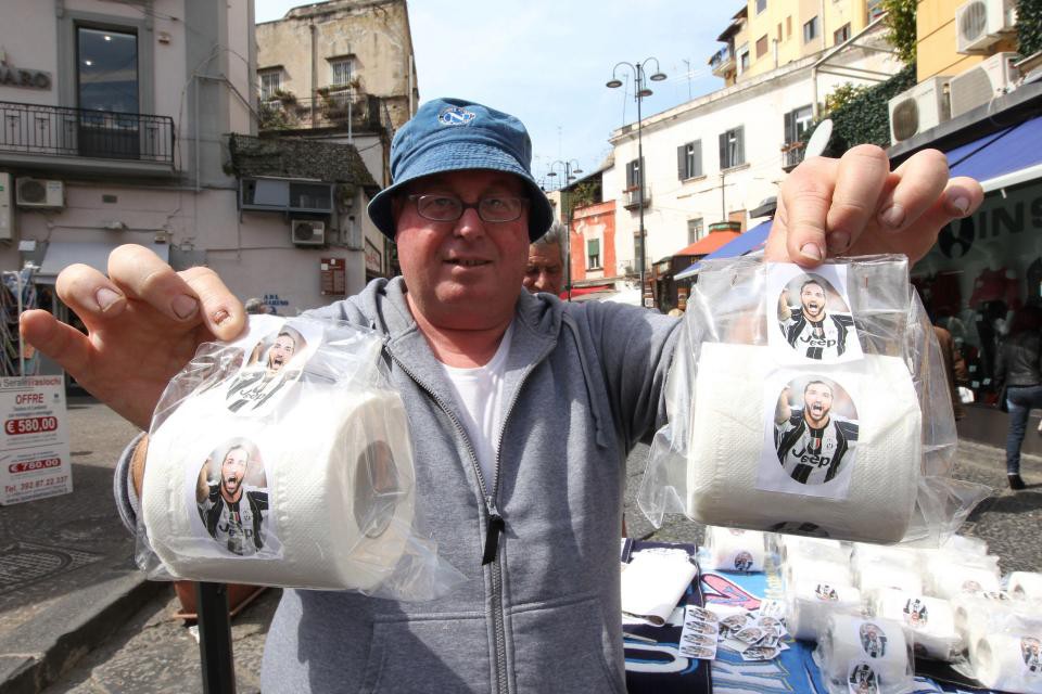 CĐV Napoli bày bán giấy vệ sinh in mặt Ronaldo - Ảnh 7.