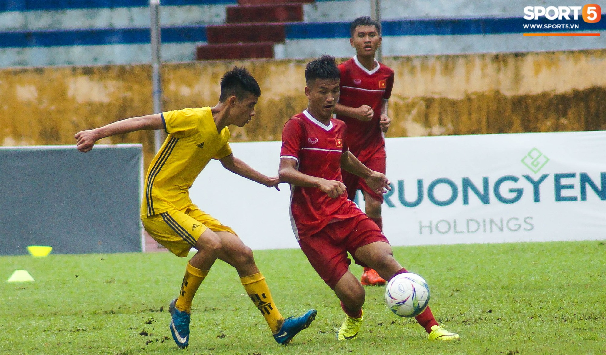 U16 Việt Nam cầm hoà đàn anh U19 1-1 dưới trời mưa tại Nam Định - Ảnh 5.