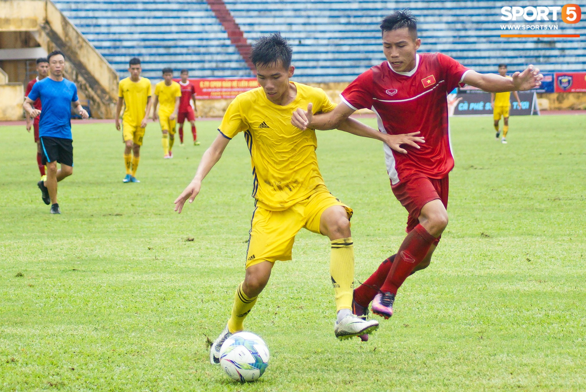 U16 Việt Nam cầm hoà đàn anh U19 1-1 dưới trời mưa tại Nam Định - Ảnh 8.