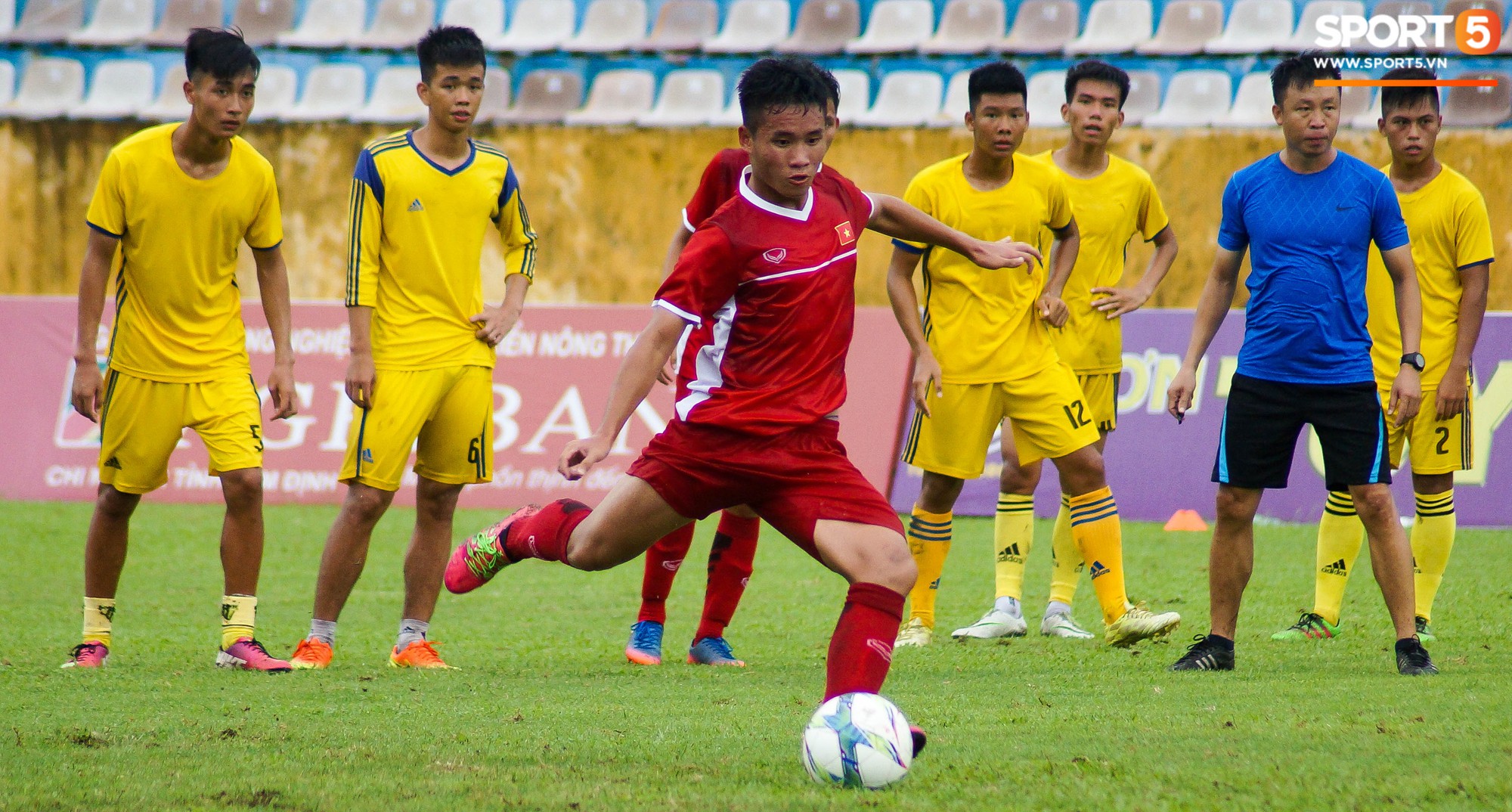 U16 Việt Nam cầm hoà đàn anh U19 1-1 dưới trời mưa tại Nam Định - Ảnh 7.