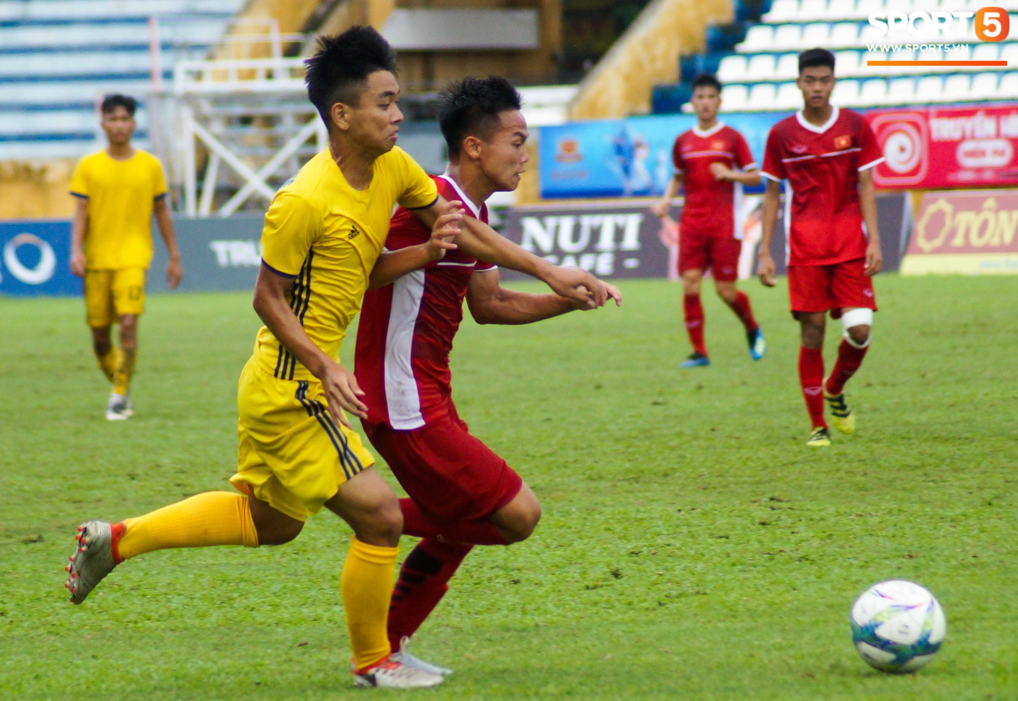 U16 Việt Nam cầm hoà đàn anh U19 1-1 dưới trời mưa tại Nam Định - Ảnh 6.