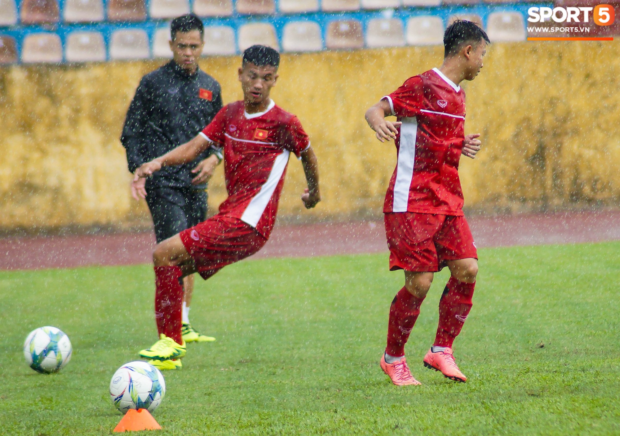 U16 Việt Nam cầm hoà đàn anh U19 1-1 dưới trời mưa tại Nam Định - Ảnh 2.