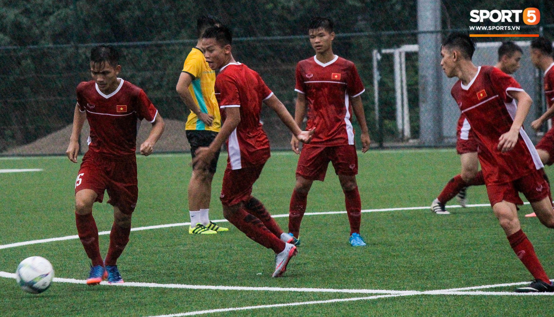 Đội tuyển U16 Việt Nam tập luyện dưới mưa, gấp rút chuẩn bị cho giải Đông Nam Á - Ảnh 2.