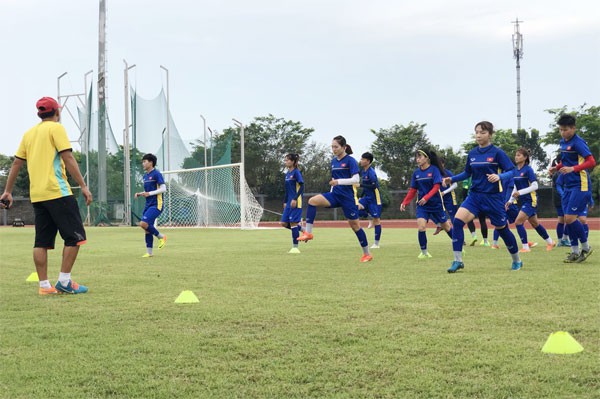 HLV Mai Đức Chung do thám đối thủ trước trận khai mạc giải AFF Cup nữ 2018 - Ảnh 1.