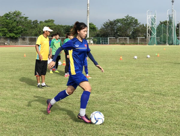 HLV Mai Đức Chung do thám đối thủ trước trận khai mạc giải AFF Cup nữ 2018 - Ảnh 2.