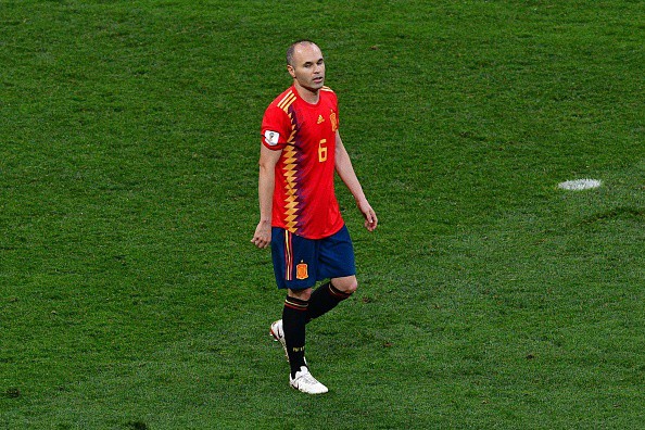 Bị loại khỏi World Cup, huyền thoại Iniesta giã từ ĐTQG - Ảnh 1.