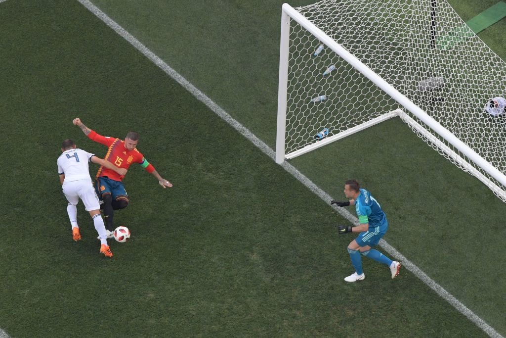 Huyền thoại Man Utd mỉa mai Sergio Ramos ăn mừng bàn phản lưới nhà như phát cuồng - Ảnh 2.