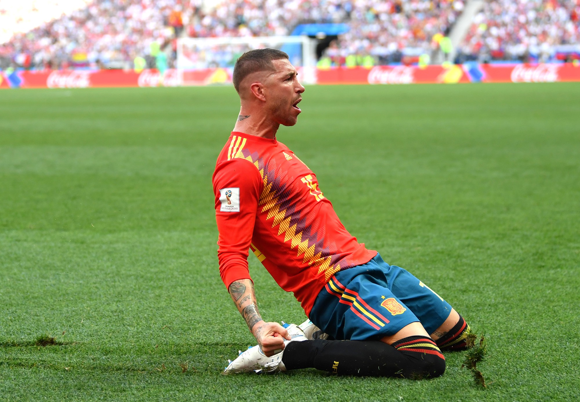 Huyền thoại Man Utd mỉa mai Sergio Ramos ăn mừng bàn phản lưới nhà như phát cuồng - Ảnh 4.