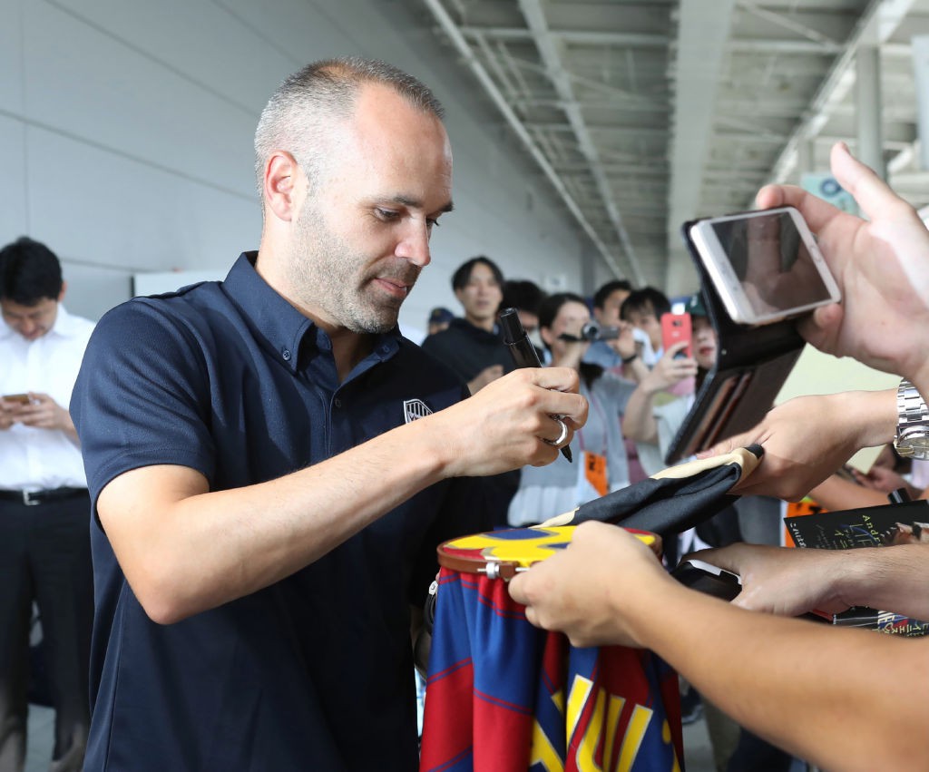 Huyền thoại Andres Iniesta tập buổi đầu tiên với đội bóng Nhật Bản - Ảnh 3.