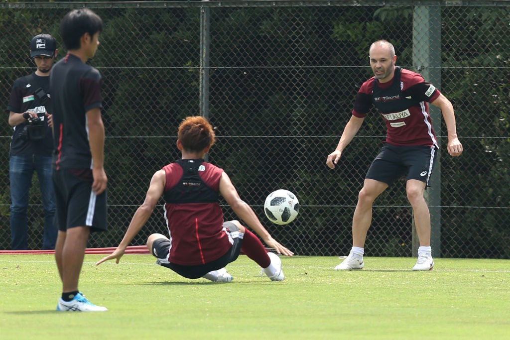 Huyền thoại Andres Iniesta tập buổi đầu tiên với đội bóng Nhật Bản - Ảnh 4.