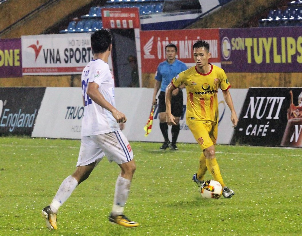 HLV CLB Quảng Nam: Dù có là tuyển thủ U23 Việt Nam, phong độ không tốt cũng phải ngồi dự bị - Ảnh 3.