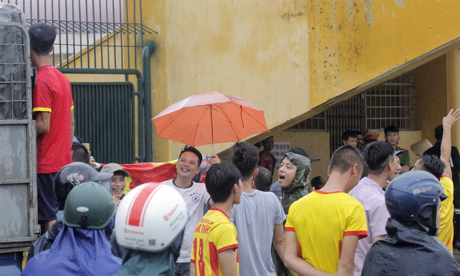 CĐV Nam Định dầm mưa, đứng ngoài SVĐ tiếp lửa cho đội bóng - Ảnh 2.