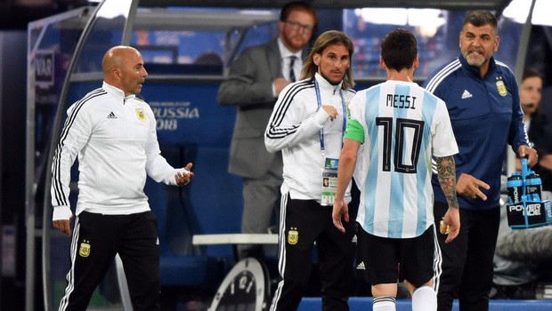 Nhà báo Argentina kể chi tiết vụ Messi và đồng đội phản kháng HLV Sampaoli - Ảnh 1.