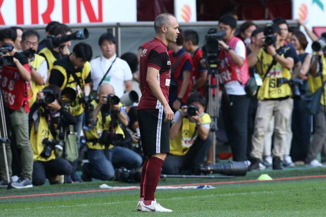 Huyền thoại Iniesta thua thảm trong ngày ra mắt đội bóng Nhật Bản - Ảnh 1.
