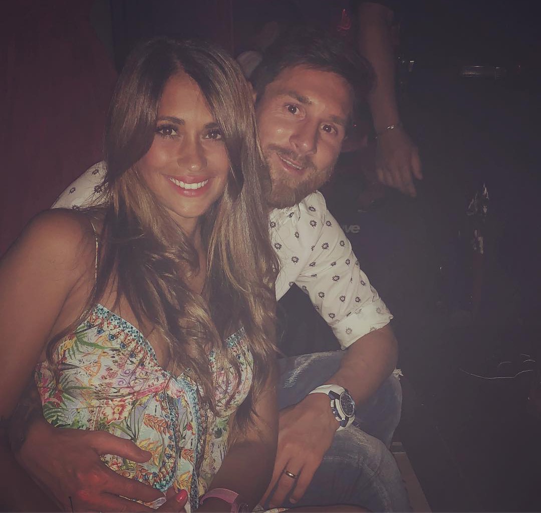 Messi xả hơi bên vợ trước ngày trở lại Barcelona hội quân - Ảnh 1.