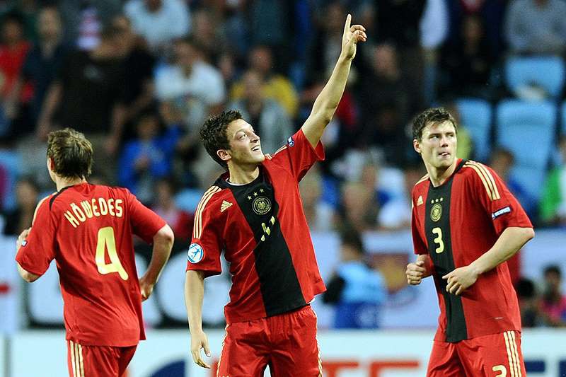 Những cột mốc đáng nhớ trong màu áo tuyển Đức của tiền vệ Mesut Oezil - Ảnh 1.