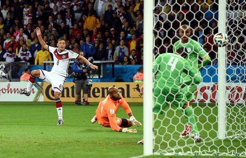 Những cột mốc đáng nhớ trong màu áo tuyển Đức của tiền vệ Mesut Oezil - Ảnh 6.