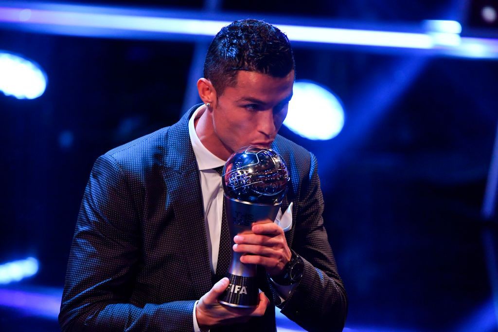 Chuẩn bị công bố danh hiệu The Best của FIFA: Ronaldo khó lòng lập hattrick - Ảnh 1.