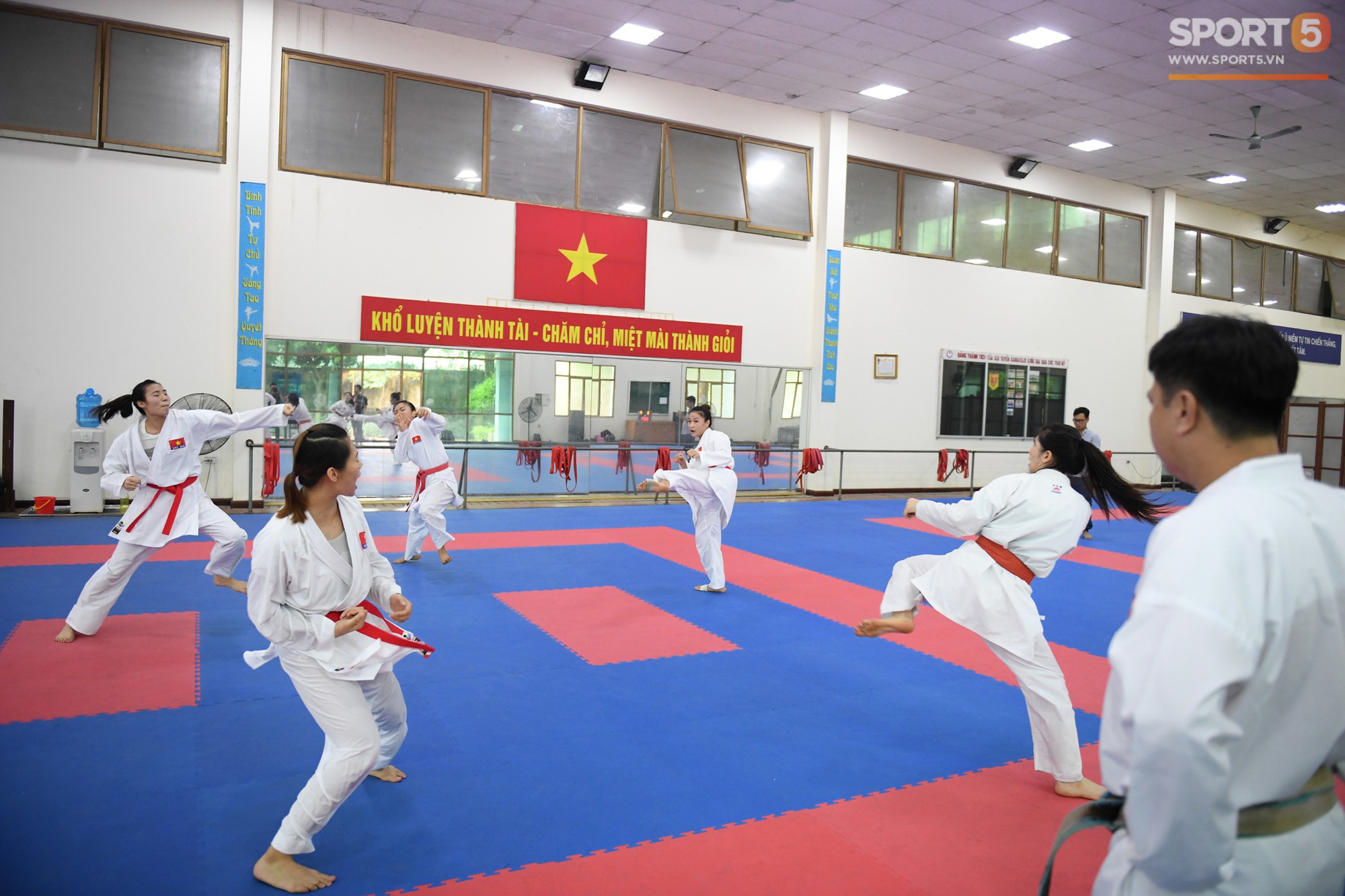 Các nữ võ sĩ Karate Việt Nam miệt mài tập luyện, sẵn sàng tranh tài tại Asiad 2018 - Ảnh 1.