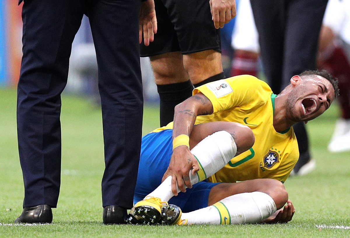 Huyền thoại MU: Neymar không nên chơi bóng vì sẽ gây ảnh hưởng xấu tới thế hệ trẻ - Ảnh 2.