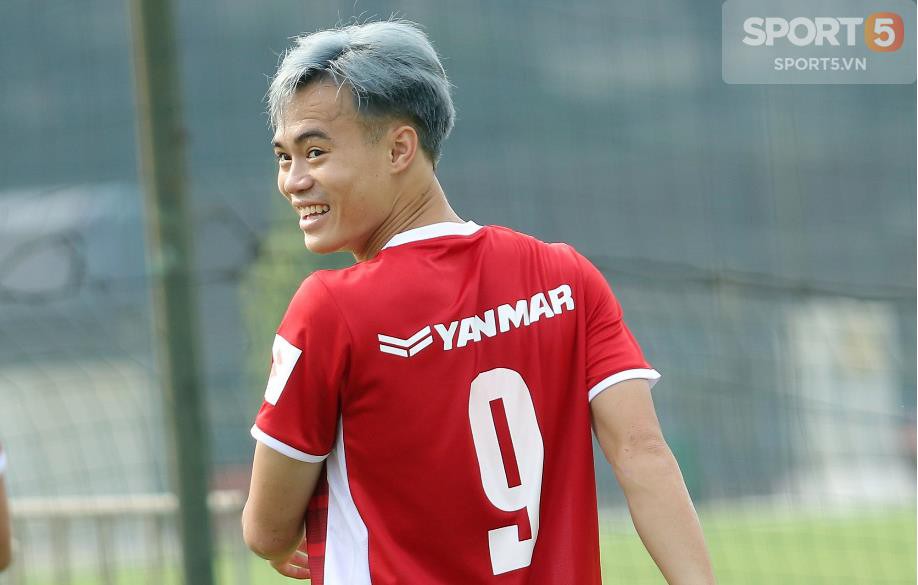 Thời trang tóc ấn tượng của dàn cầu thủ U23 Việt Nam - Ảnh 1.