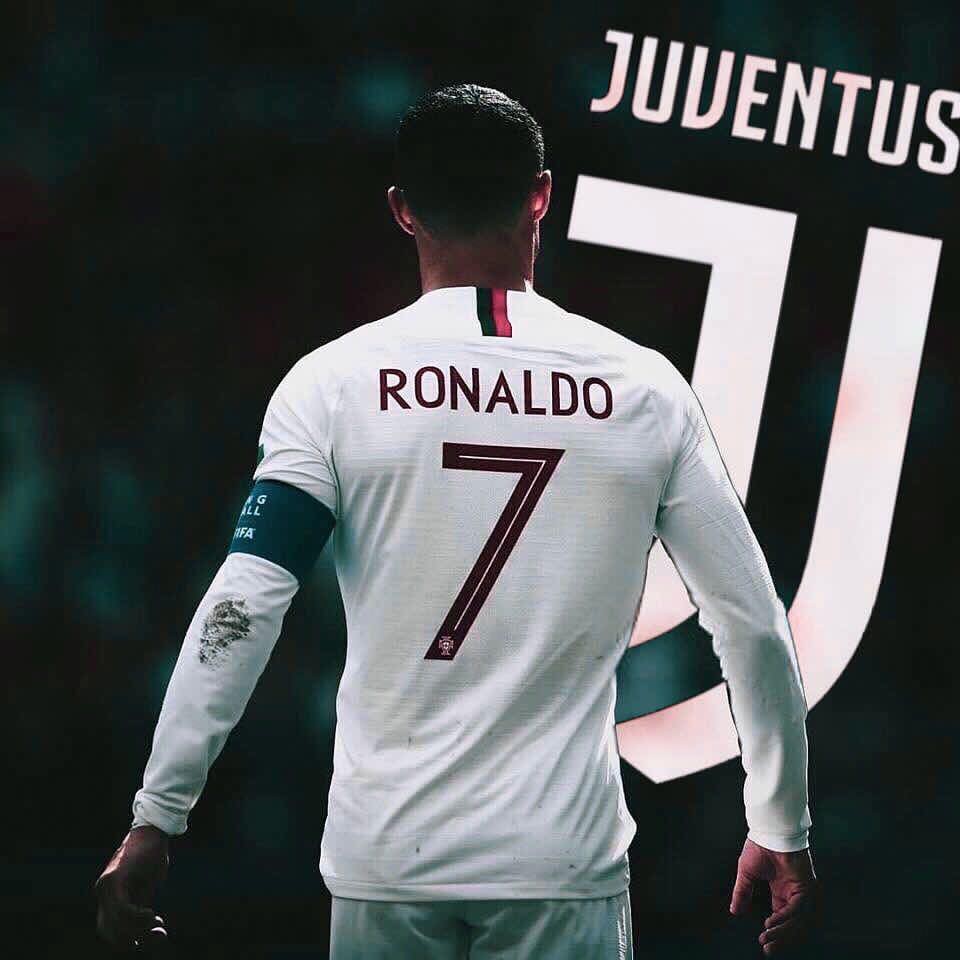 Nở rộ ảnh Ronaldo khoác áo Juventus - Ảnh 4.