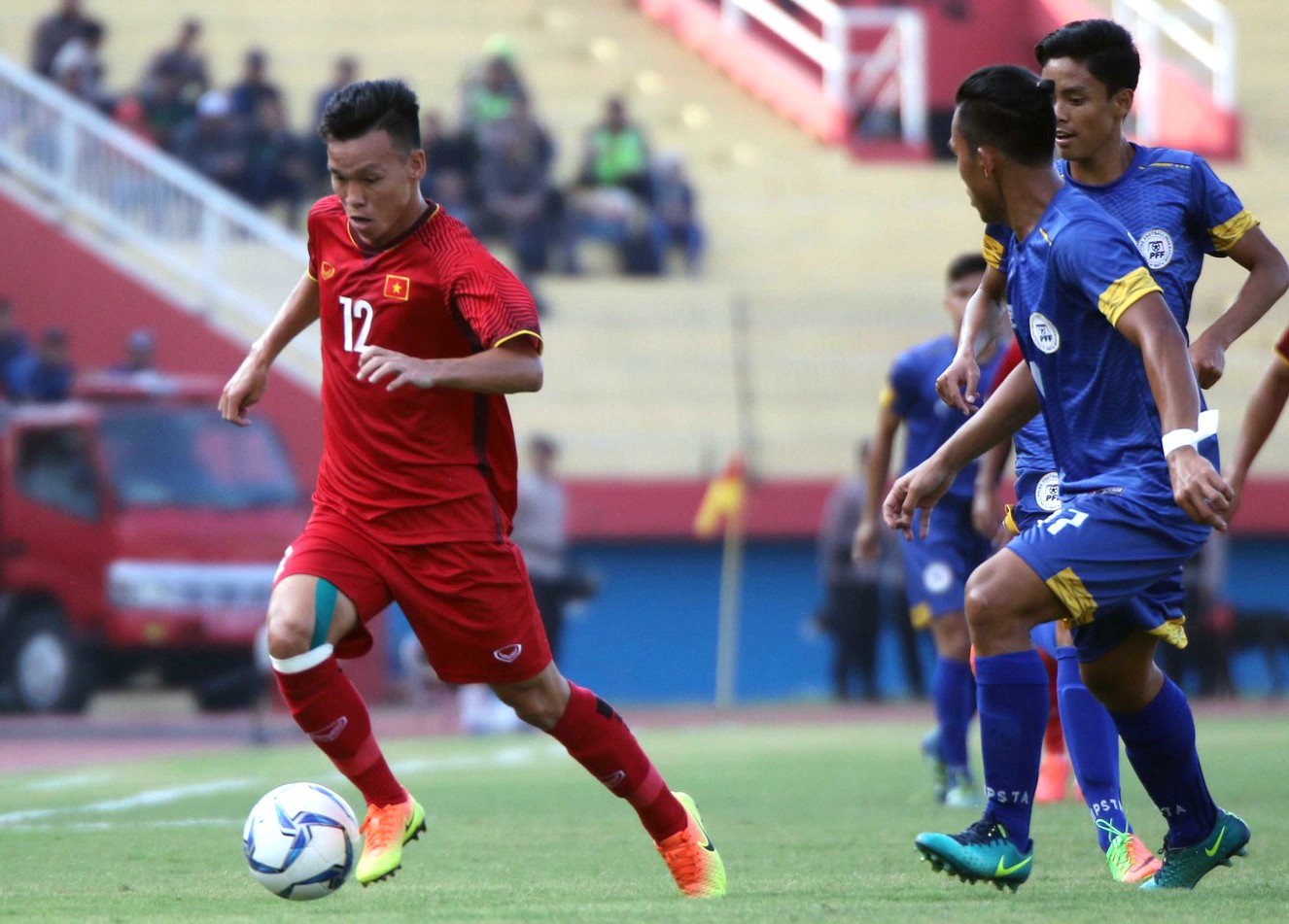 Thủ môn xuất sắc đẩy penalty, U19 Việt Nam vượt Thái Lan ở bảng xếp hạng AFF U19  - Ảnh 2.