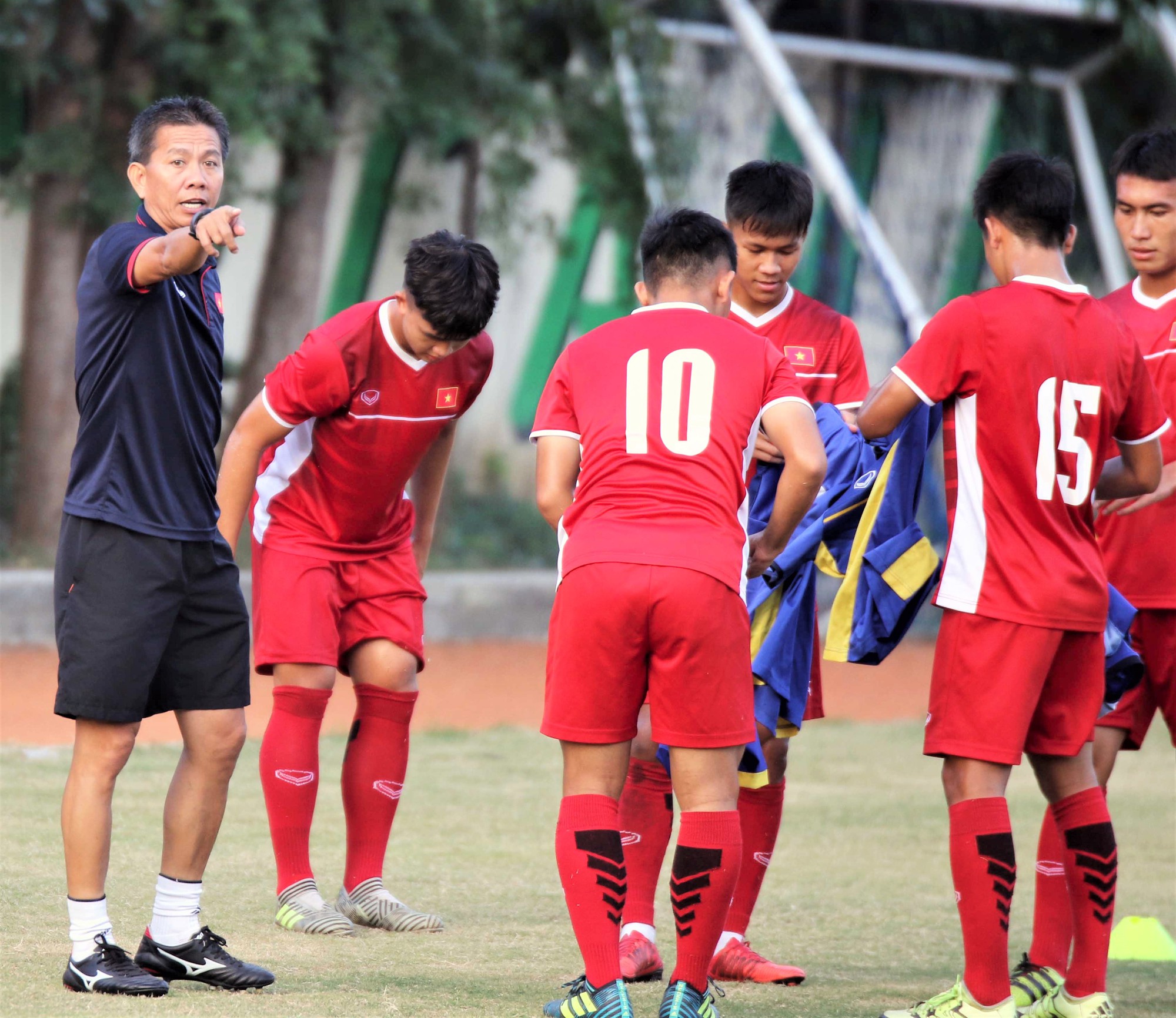 U19 Việt Nam tích cực tập sút trước trận gặp U19 Lào - Ảnh 1.