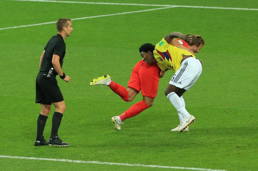 Mourinho ngạc nhiên về khả năng đóng kịch của Anh, FIFA lên án Maradona vì gọi chiến thắng của Tam sư là ăn cắp - Ảnh 2.