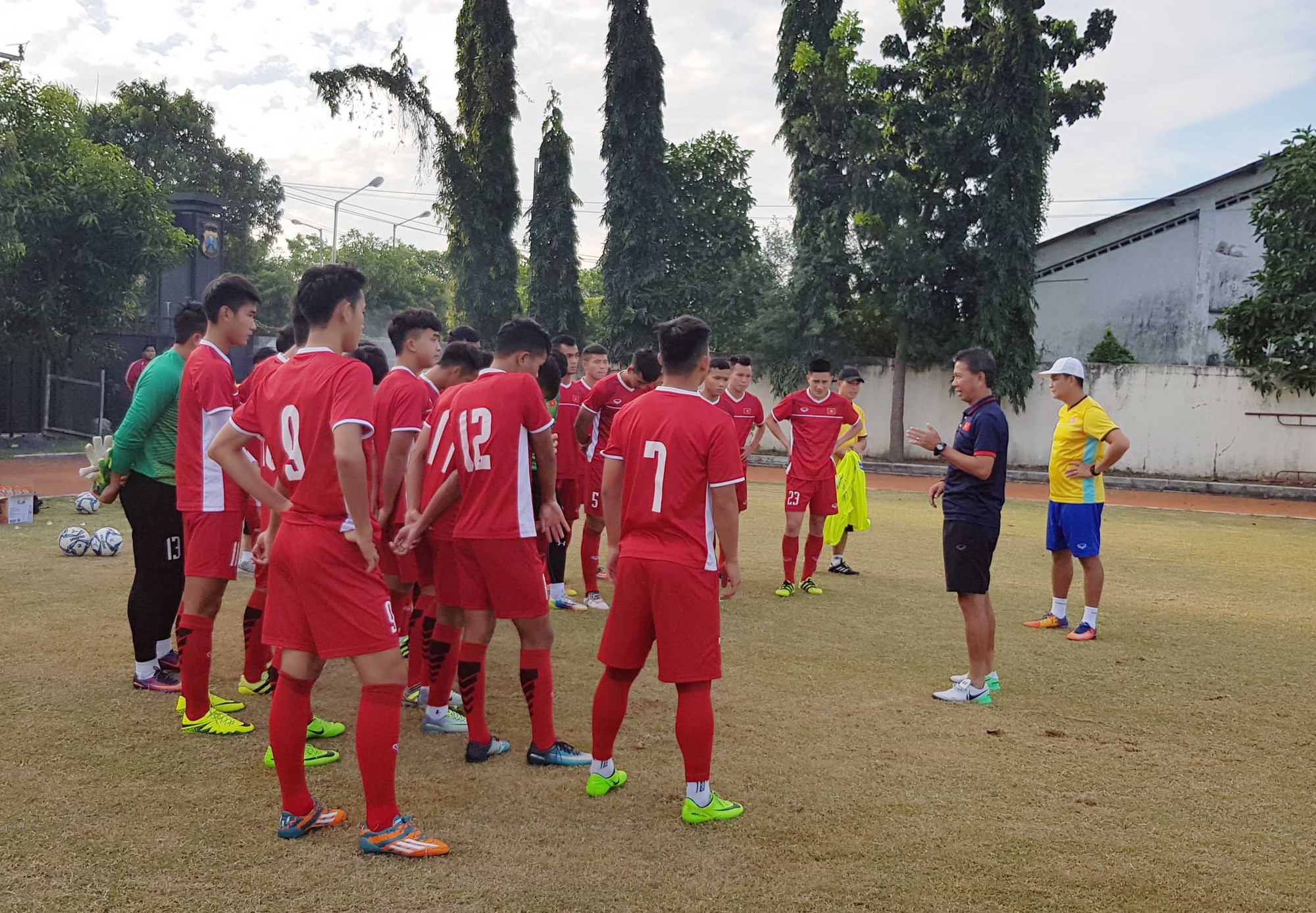 U19 Việt Nam hứng khởi, tập trung cao độ cho trận đấu với U19 Indonesia - Ảnh 1.