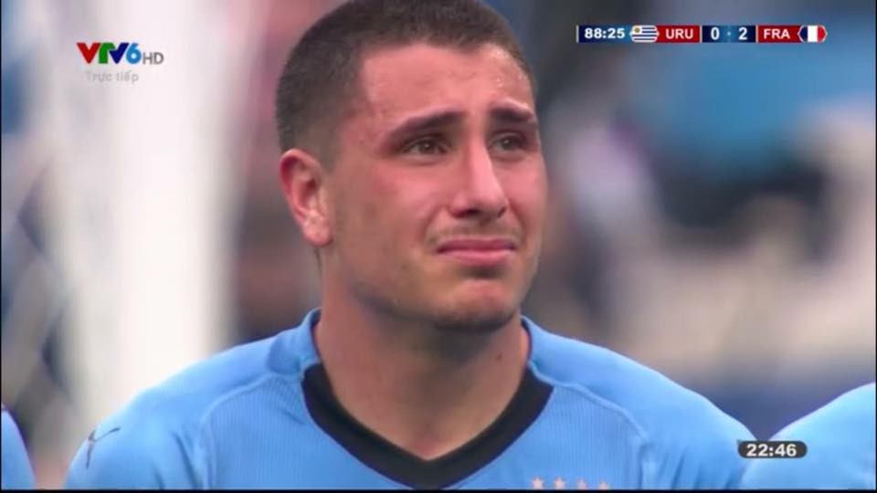 Trung vệ Uruguay bật khóc tuyệt vọng ngay khi trận đấu đang diễn ra - Ảnh 2.