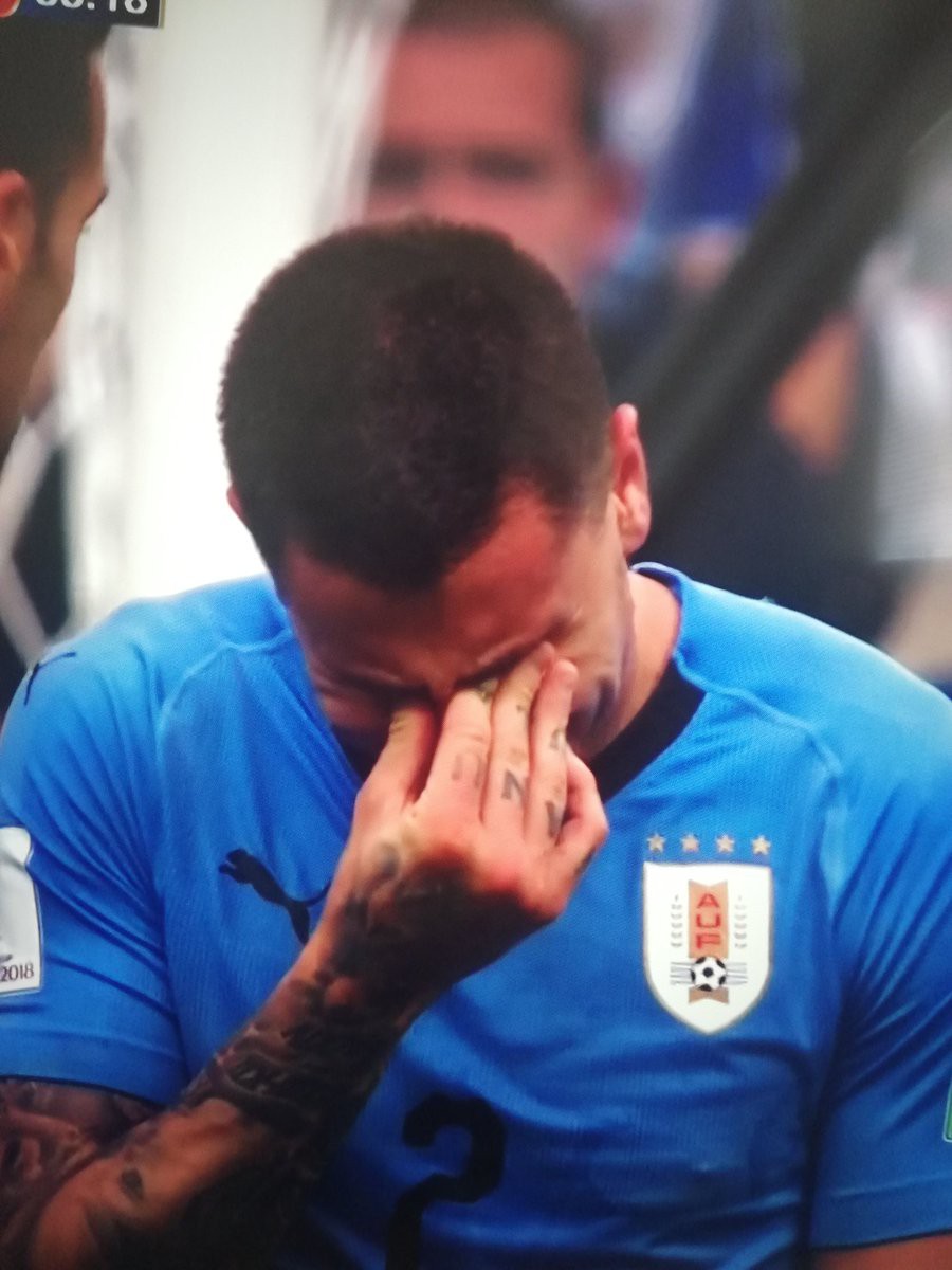 Trung vệ Uruguay bật khóc tuyệt vọng ngay khi trận đấu đang diễn ra - Ảnh 1.