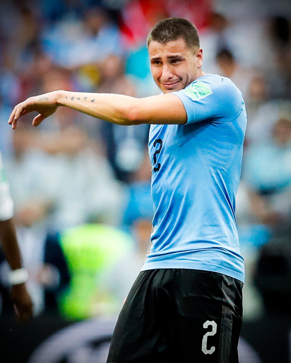 Trung vệ Uruguay bật khóc tuyệt vọng ngay khi trận đấu đang diễn ra - Ảnh 3.