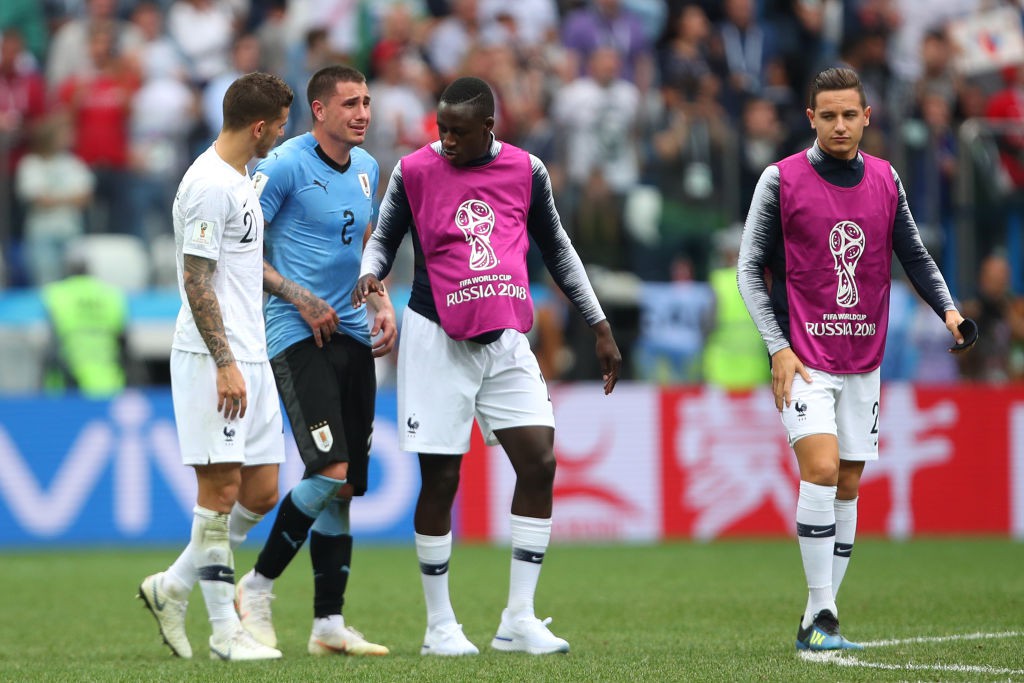 Trung vệ Uruguay bật khóc tuyệt vọng ngay khi trận đấu đang diễn ra - Ảnh 4.
