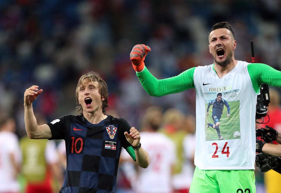 FIFA cấm thủ môn Croatia tri ân đồng đội quá cố - Ảnh 1.