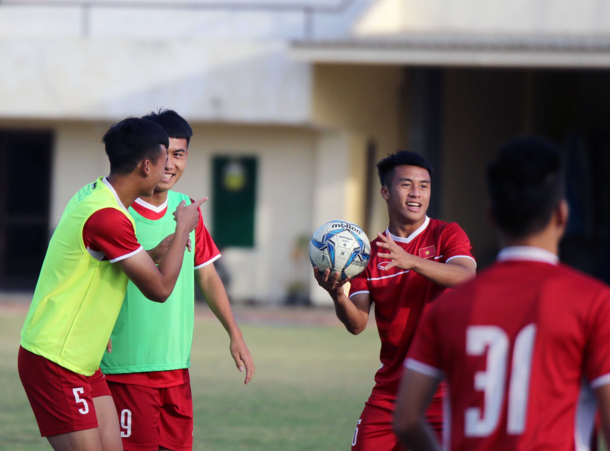 U19 Việt Nam hứng khởi, tập trung cao độ cho trận đấu với U19 Indonesia - Ảnh 4.