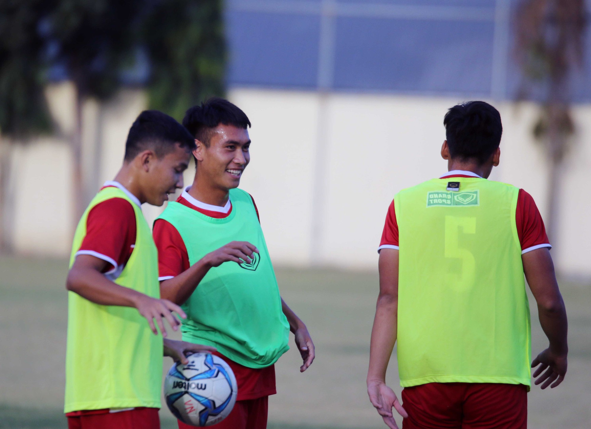 U19 Việt Nam hứng khởi, tập trung cao độ cho trận đấu với U19 Indonesia - Ảnh 8.