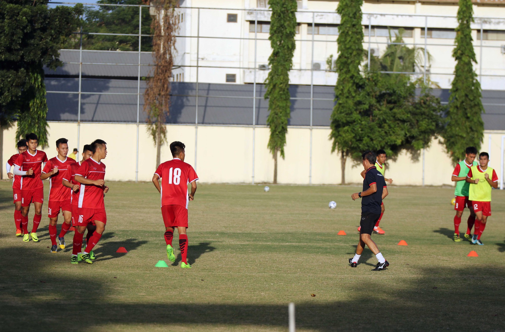 U19 Việt Nam hứng khởi, tập trung cao độ cho trận đấu với U19 Indonesia - Ảnh 6.