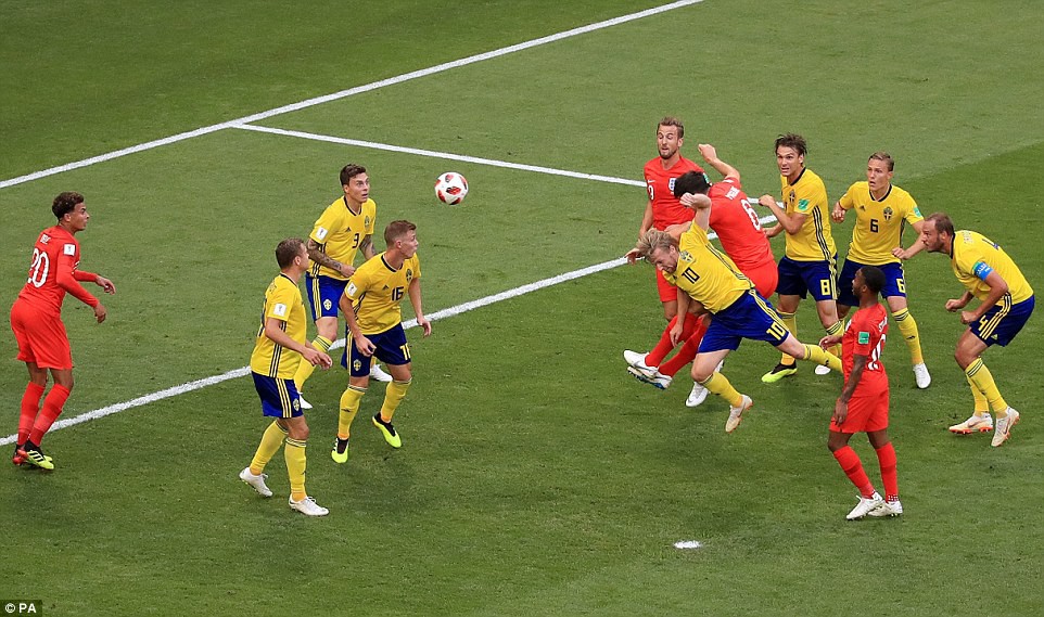 Cầu thủ Thụy Điển suy sụp, CĐV chết lặng trên khán đài sau trận thua Anh - Ảnh 1.