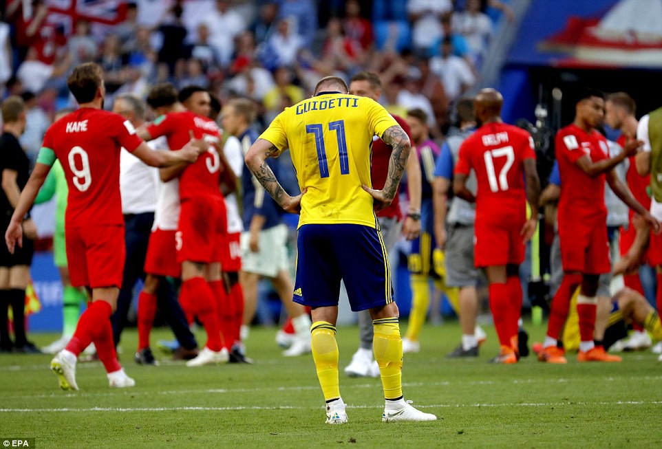 Cầu thủ Thụy Điển suy sụp, CĐV chết lặng trên khán đài sau trận thua Anh - Ảnh 5.