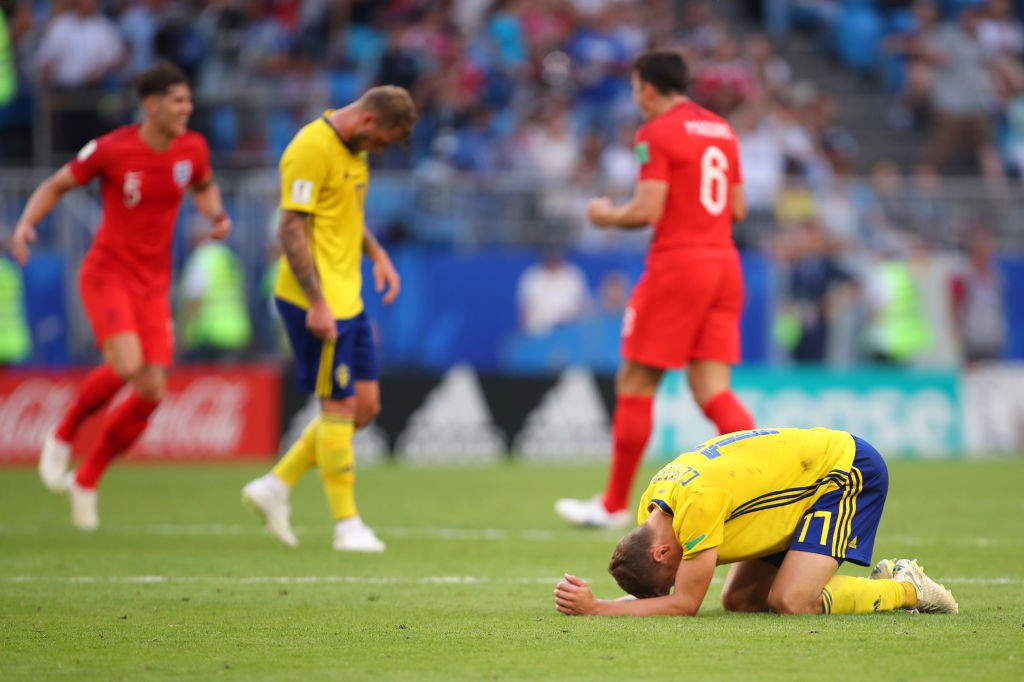 Cầu thủ Thụy Điển suy sụp, CĐV chết lặng trên khán đài sau trận thua Anh - Ảnh 6.
