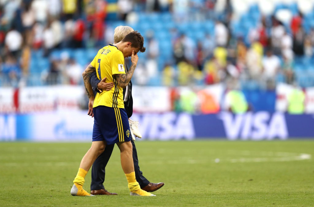 Cầu thủ Thụy Điển suy sụp, CĐV chết lặng trên khán đài sau trận thua Anh - Ảnh 9.