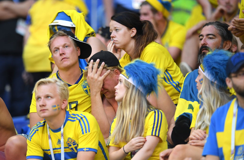 Cầu thủ Thụy Điển suy sụp, CĐV chết lặng trên khán đài sau trận thua Anh - Ảnh 14.