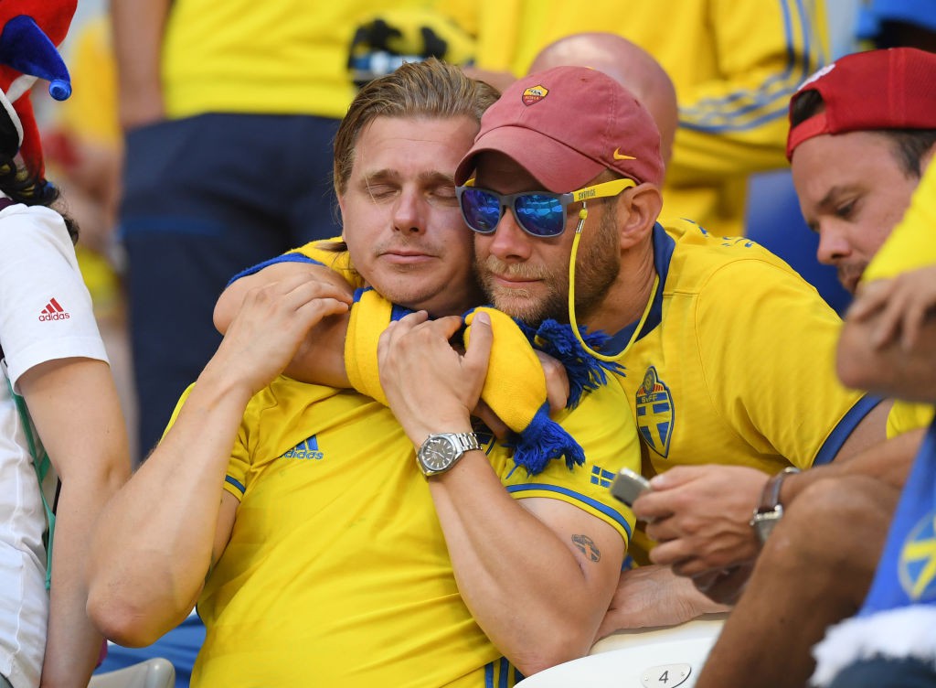 Cầu thủ Thụy Điển suy sụp, CĐV chết lặng trên khán đài sau trận thua Anh - Ảnh 15.