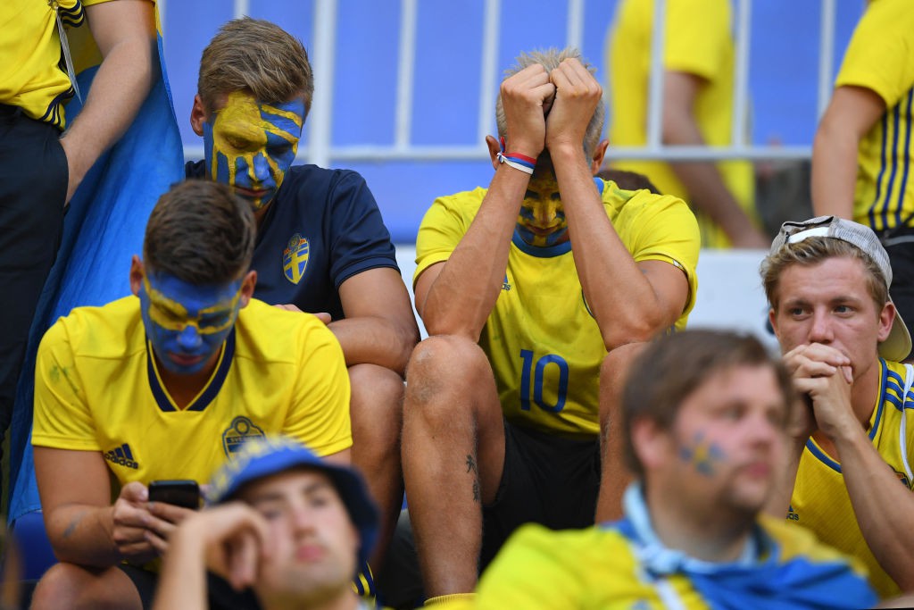Cầu thủ Thụy Điển suy sụp, CĐV chết lặng trên khán đài sau trận thua Anh - Ảnh 16.