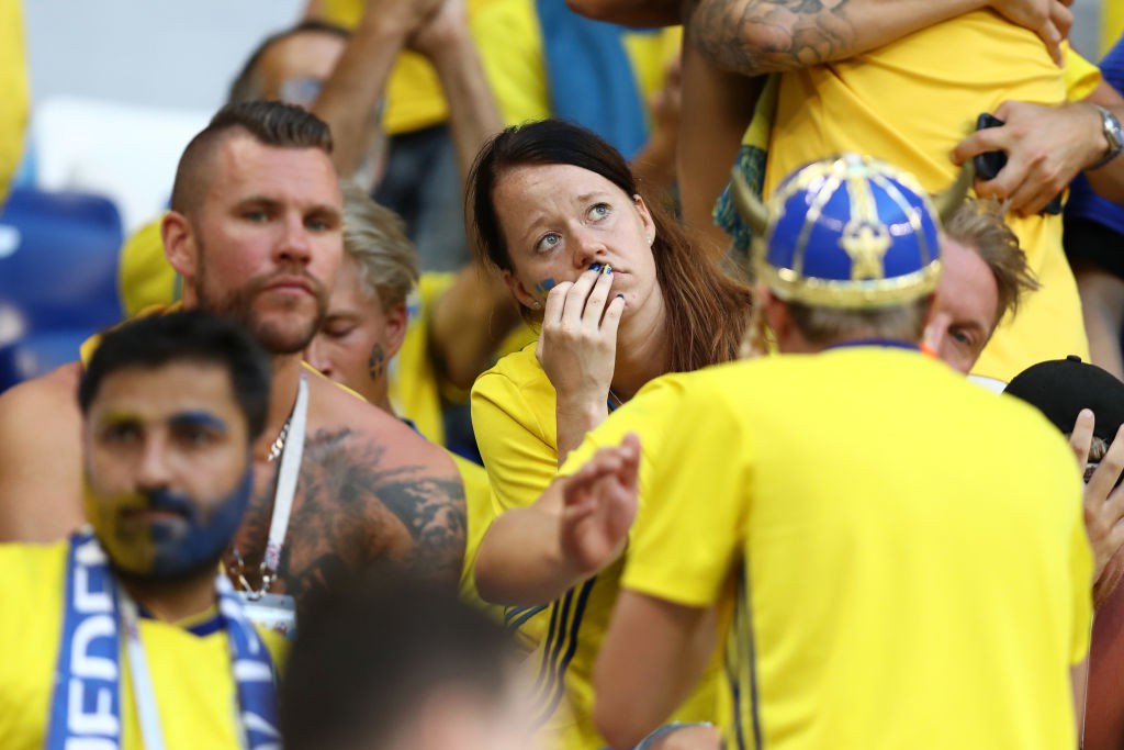 Cầu thủ Thụy Điển suy sụp, CĐV chết lặng trên khán đài sau trận thua Anh - Ảnh 17.