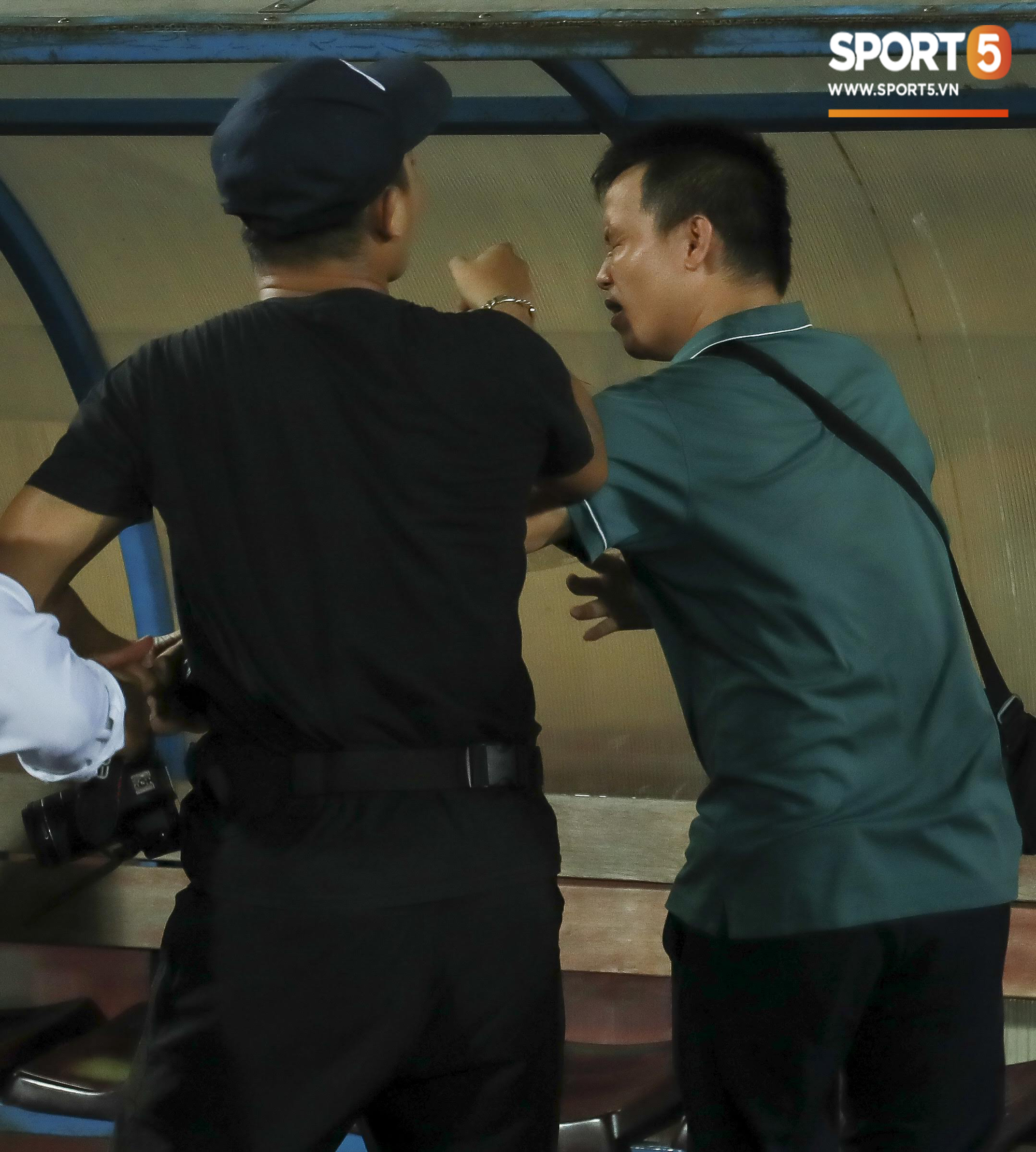 Cận cảnh CĐV Nam Định rượt đuổi trọng tài, đánh phóng viên trên sân Thiên Trường - Ảnh 5.