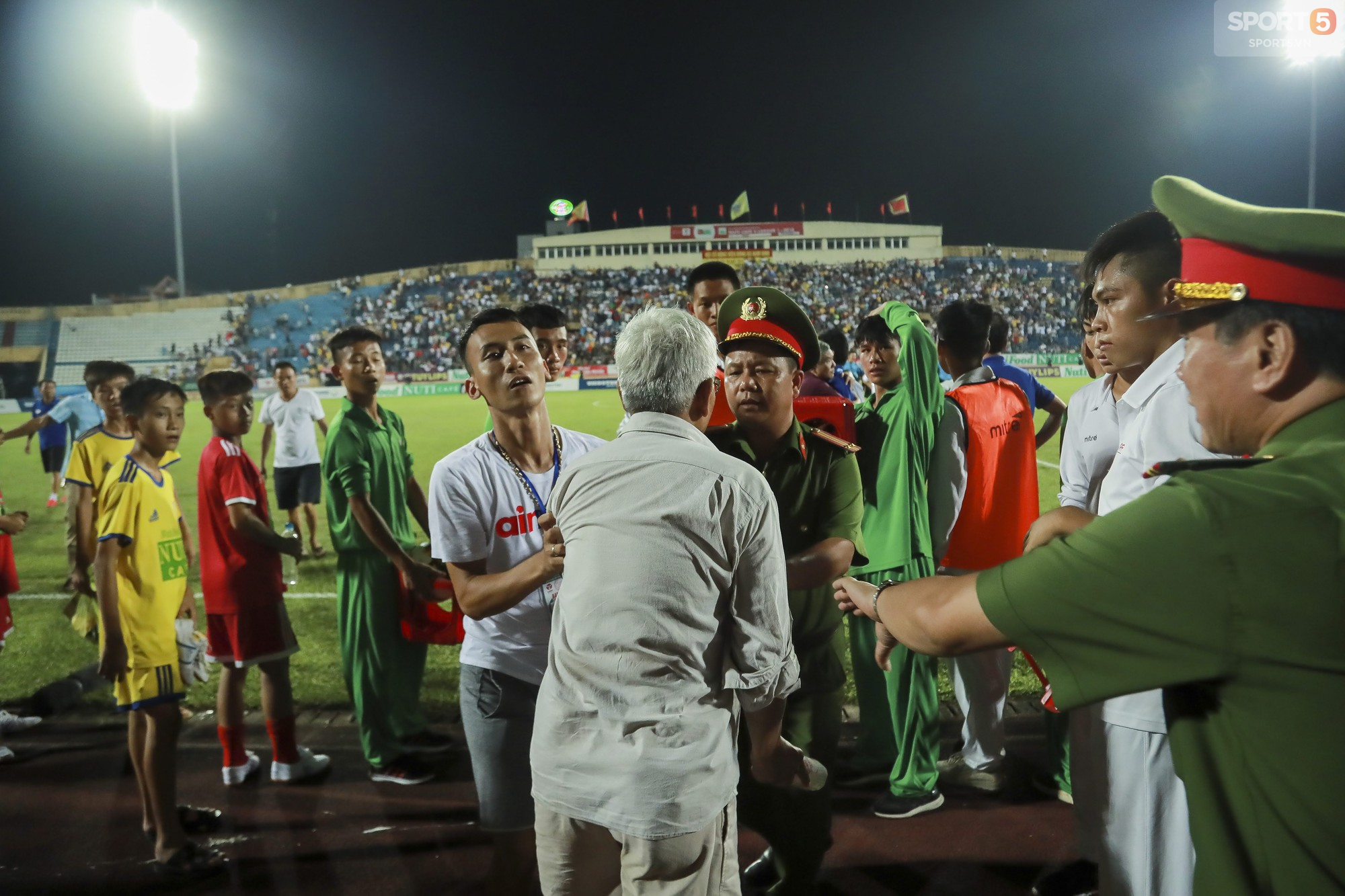Cận cảnh CĐV Nam Định rượt đuổi trọng tài, đánh phóng viên trên sân Thiên Trường - Ảnh 10.