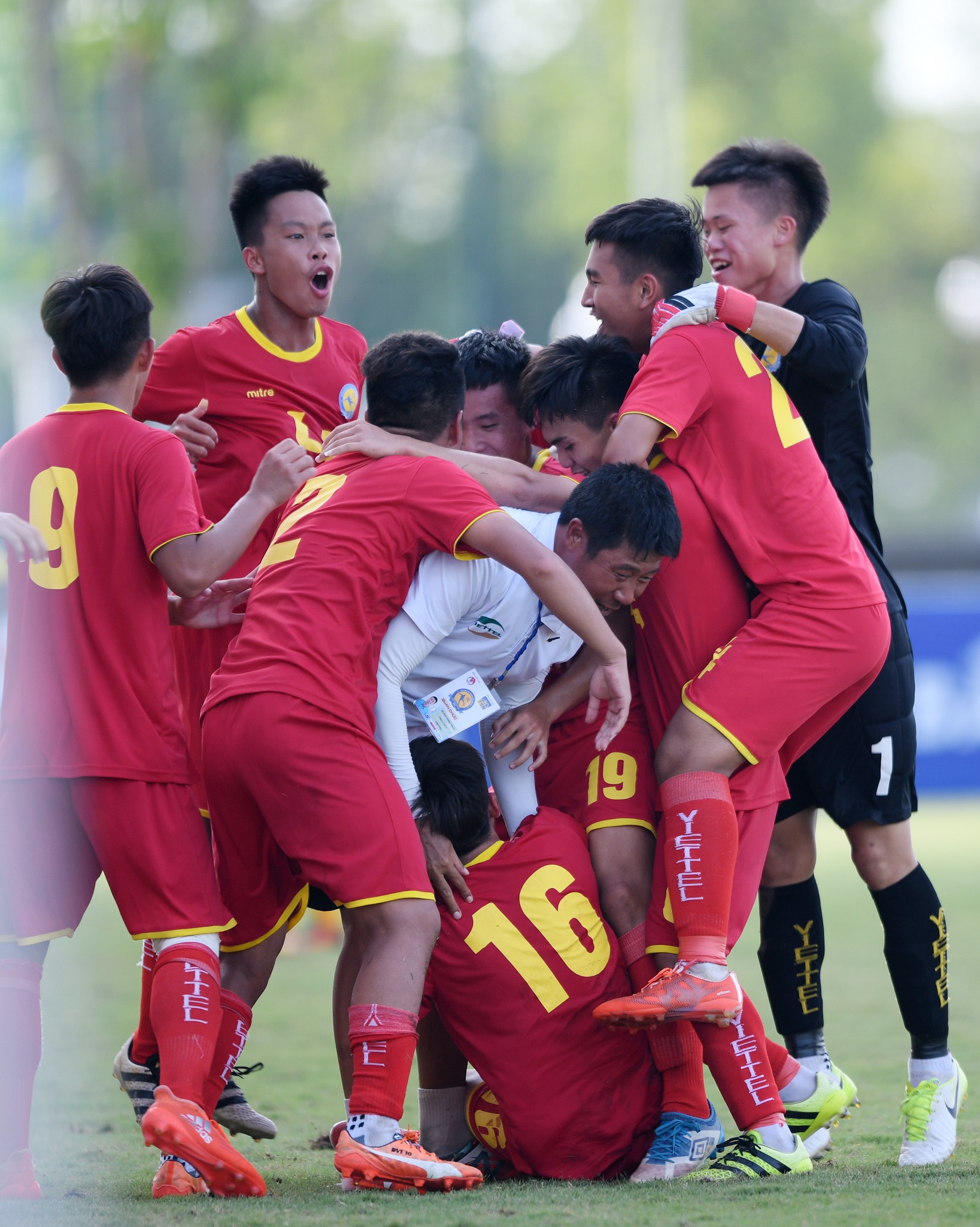 Giọt nước mắt thua cuộc trái chiều niềm vui chiến thắng trong trận chung kết U17 Quốc gia 2018 - Ảnh 6.